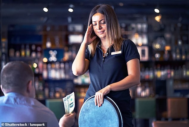 Америка и сѐ е можно: Келнерка викнала полиција затоа што гостин не ѝ оставил бакшиш – ‘Кој вели е должен?’