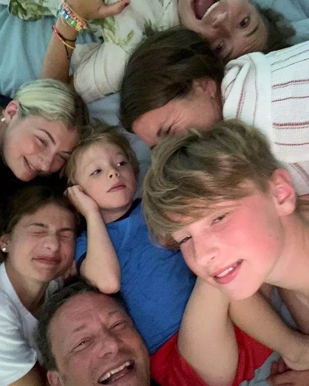 Gegensätze ziehen sich an – Jamie Oliver & Jools feiern 25 Jahre Ehe, begonnen im Teenageralter bei einem Doppel-Date