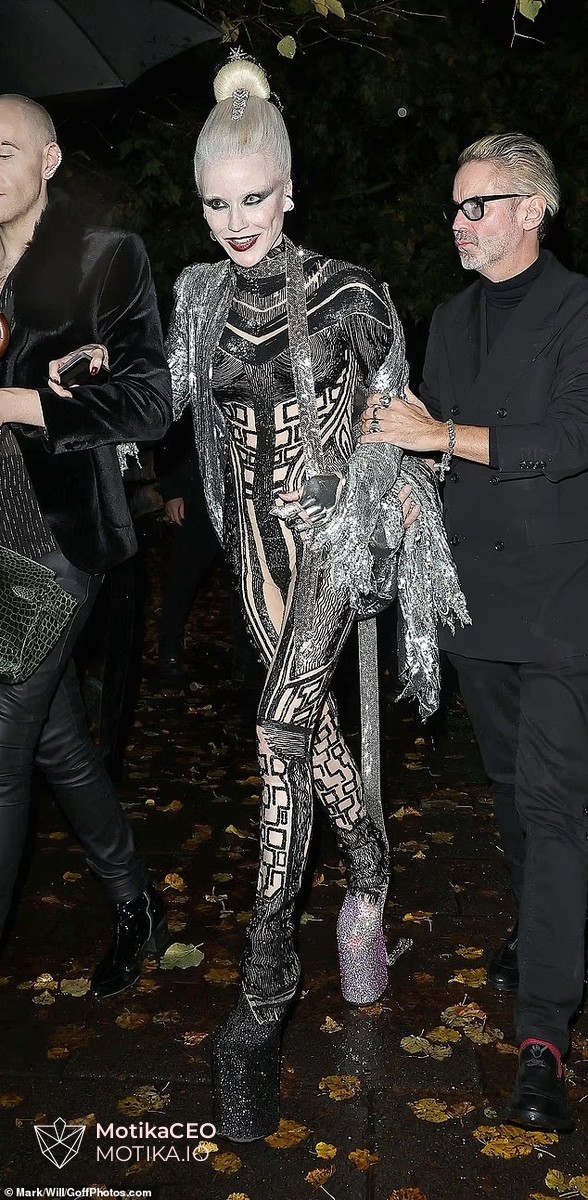 Славната листа гости: Џон Галијано, Кејт Мос, ФКА Твигс, Крис Џенер и уште многу познати ѕвезди