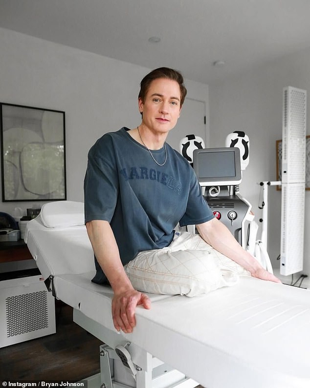 Bryan Johnson kehrt sein biologisches Alter um – behauptet, 85% Mikroplastik aus Blut und Samen entfernt zu haben