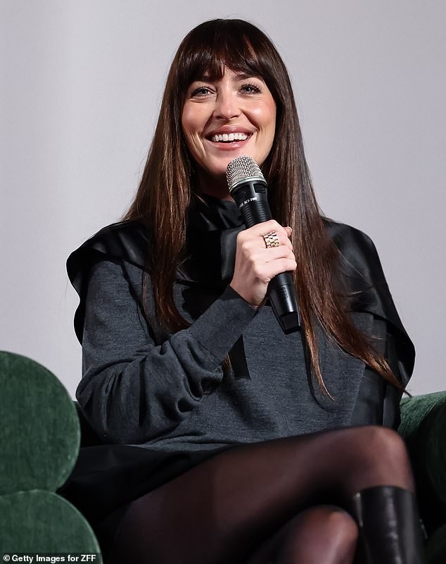 Dakota Johnson: meu maior sinal vermelho nos homens é simples — chinelos em público. Corra.