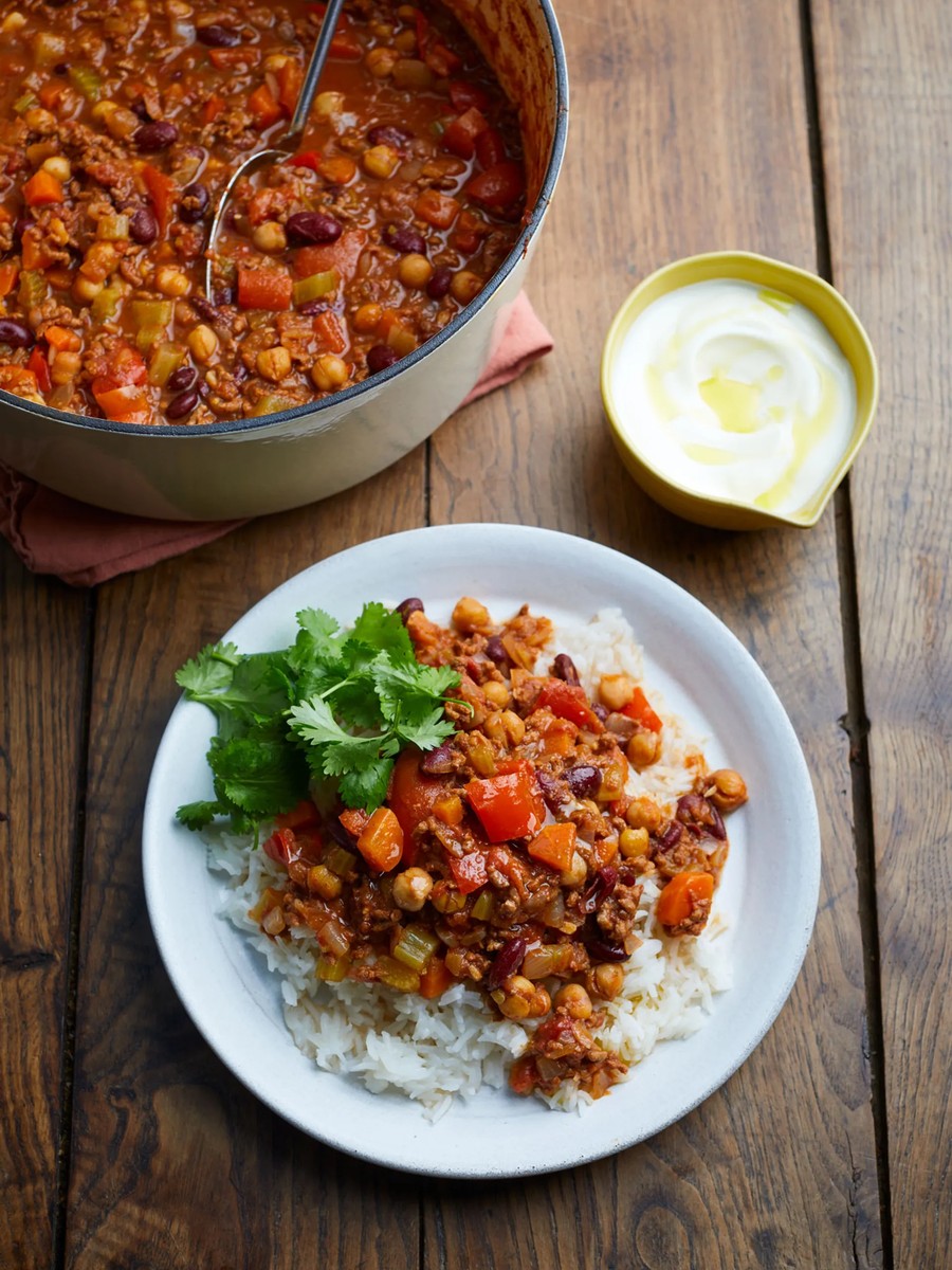 Најдобриот зимски специјалитет: Стариот добар „чили кон карне“ од Џејми Оливер со грав и наут