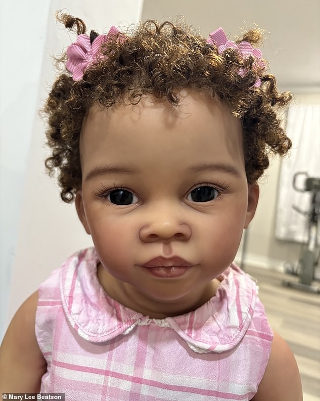 Schockstory aus South Carolina: Eine Mutter investiert 21.000 Dollar in über zwanzig Reborn-Dolls – so real, dass Passanten sie auf der Straße anstarren