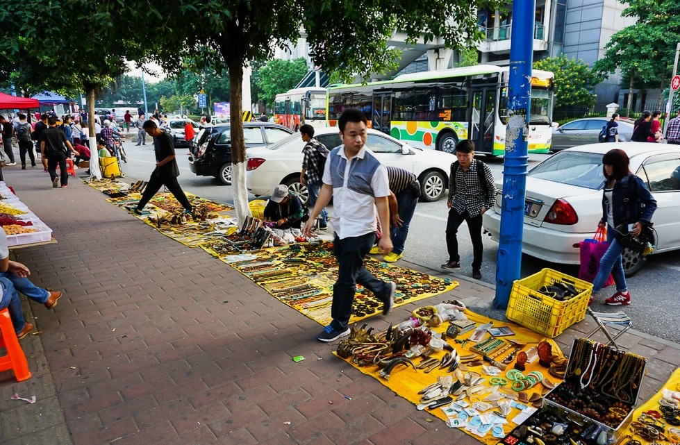 Логистиката, конкуренцијата и скриените трошоци ја направија онлајн-трговијата поскапа од традиционалната
