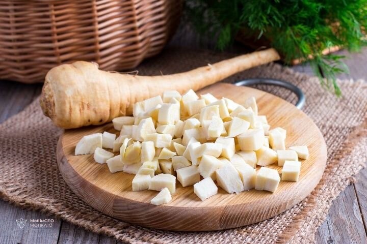 Подготовка: Сето започнува со внимателно сечкање и бавно готвење