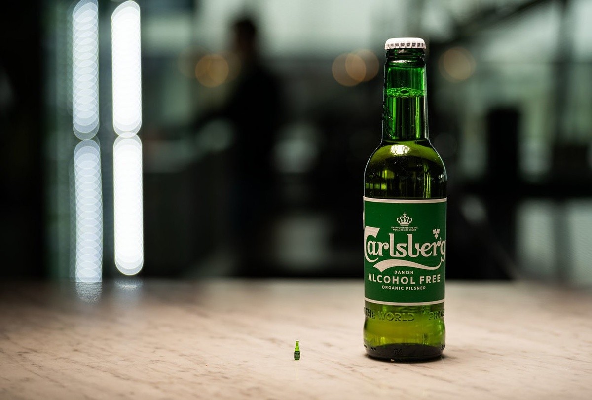 Најмалото пивско шише на светот – Carlsberg создаде минијатура со големина на зрно ориз и само 0,05 милилитри пиво за пораката: пијте одговорно!