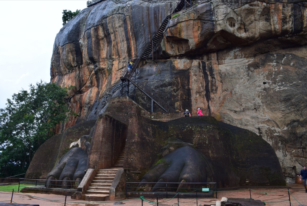 Architektur und Ramayana: Spiegelwand, Gärten und rätselhafte Technik