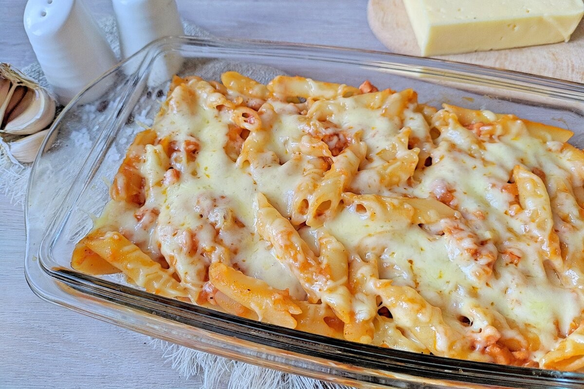 La base aromatique et la sauce: oignons, jambon et ail