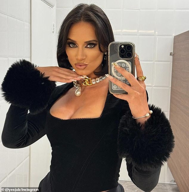 Животот на YesJulz: Од најпозната организаторка на забави, преку медиумски скандали, до интернет сензација која ја брани својата вистина