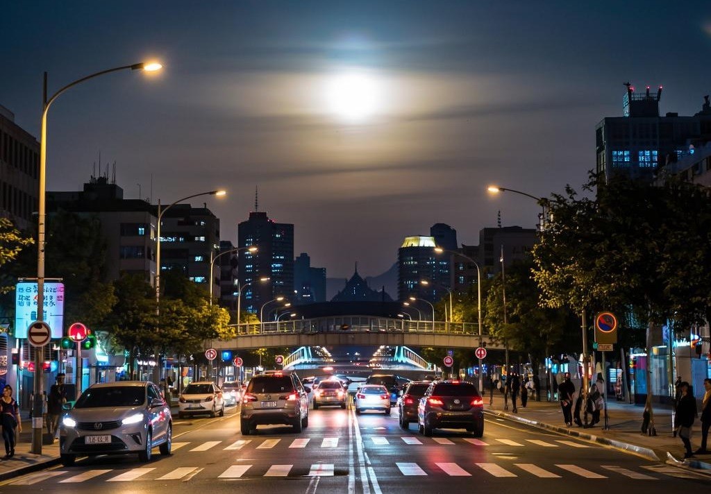 Espelhos gigantes no espaço vão transformar a noite em dia — e o preço pode ser alto