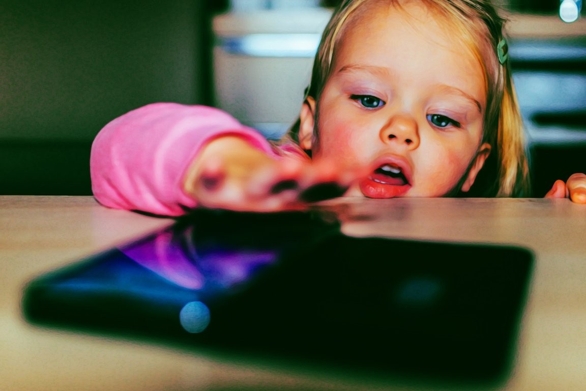 Prohibir a los menores usar chatbots de IA: más del 70% de los niños ya interactúan con IA y algunos chatbots fomentan el suicidio