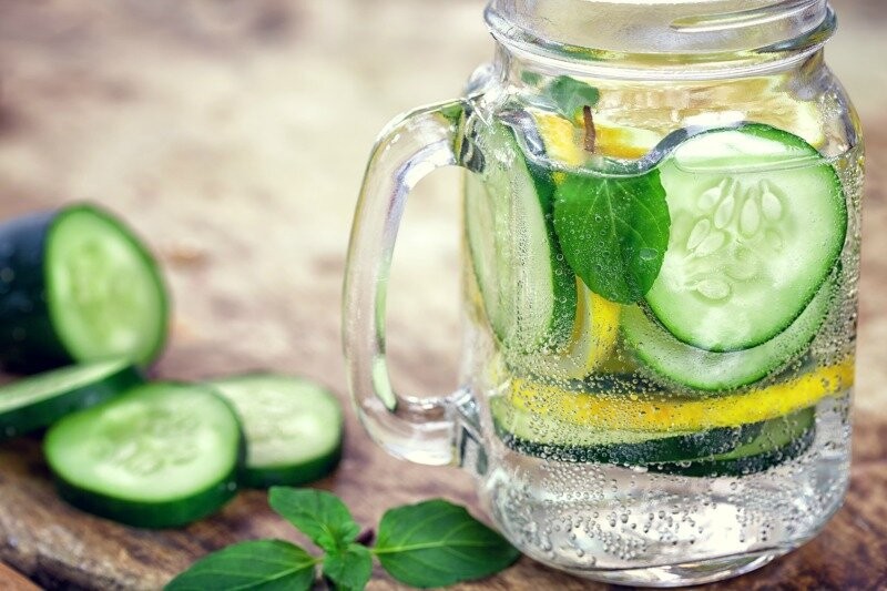 Detox-Wasser mit Gurke: Trinken, Abnehmen und Schwellungen hinter sich lassen
