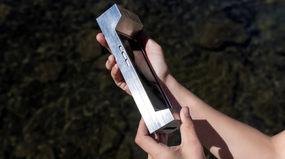 2.7-Kilogram Phone Case: A Heavy Bet to Break Smartphone Addiction