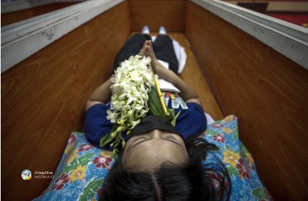 Целта: соочување со сопствената смртност и одбележување на љубовта додека постоиме