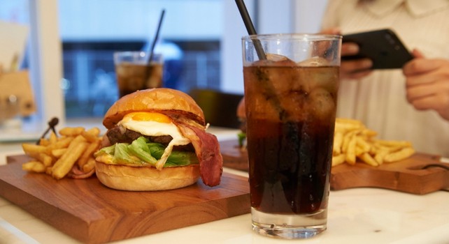 Quais itens são os vilões? Carne ultraprocessada vs bebidas açucaradas