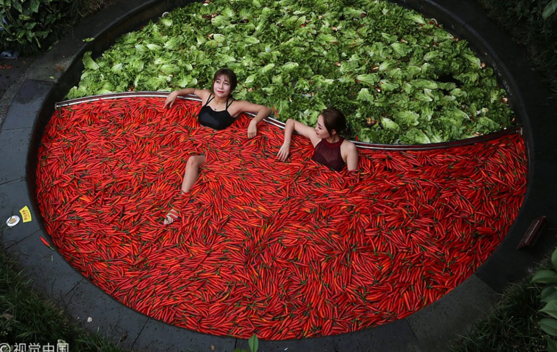Comer ou mergulhar? Harbin acende o fogo dentro da água com banhos de chili