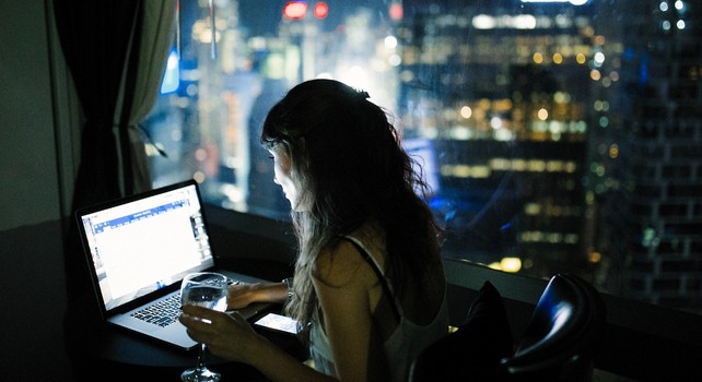 La doble siesta nocturna: cómo se dormía en dos fases y qué significaba para la vida diaria