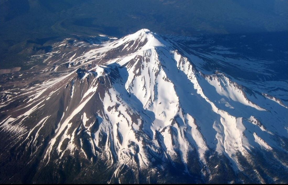Tajemnicza góra Shasta w Kalifornii — brama między światami i zniknięcia, które wciąż drążą legendy