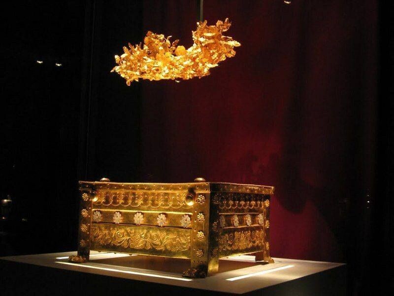 Триумфот на истражувањето: археолозите откриваат скриена камена врата покриена со сина боја