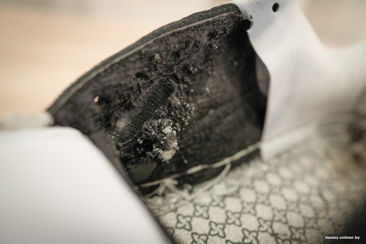 Октомври: посетите срам, фалсификатот добива нова дупка во ѓонот и непријатен мирис, оригиналот останува неутрален