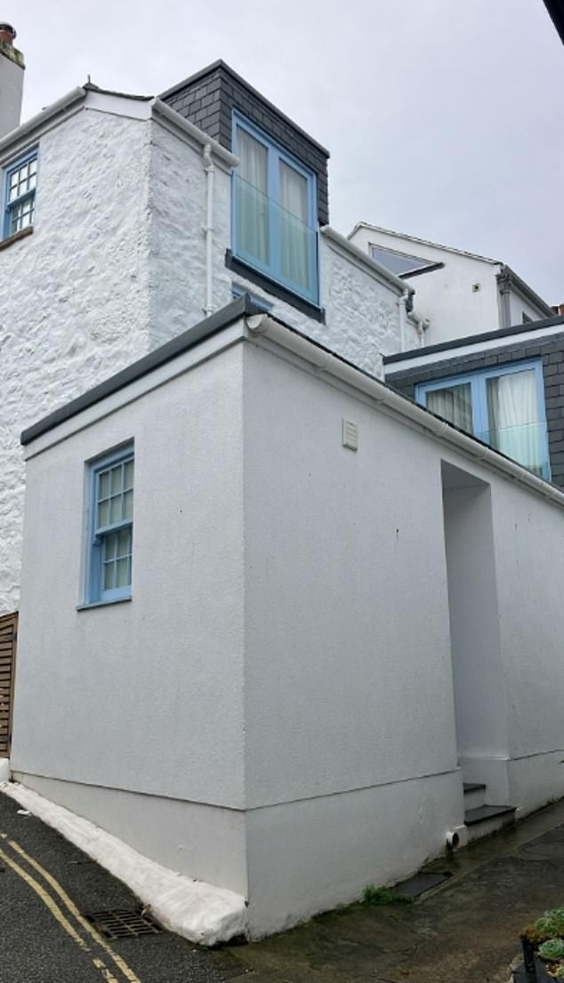 Скршено стакло и странец во кујната