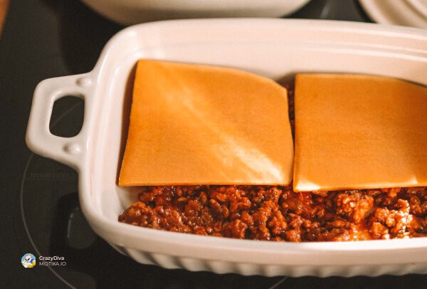 Сосот за лазања мора да се вари бавно: Месото, доматите и виното спојуват топлина, арома и длабочина