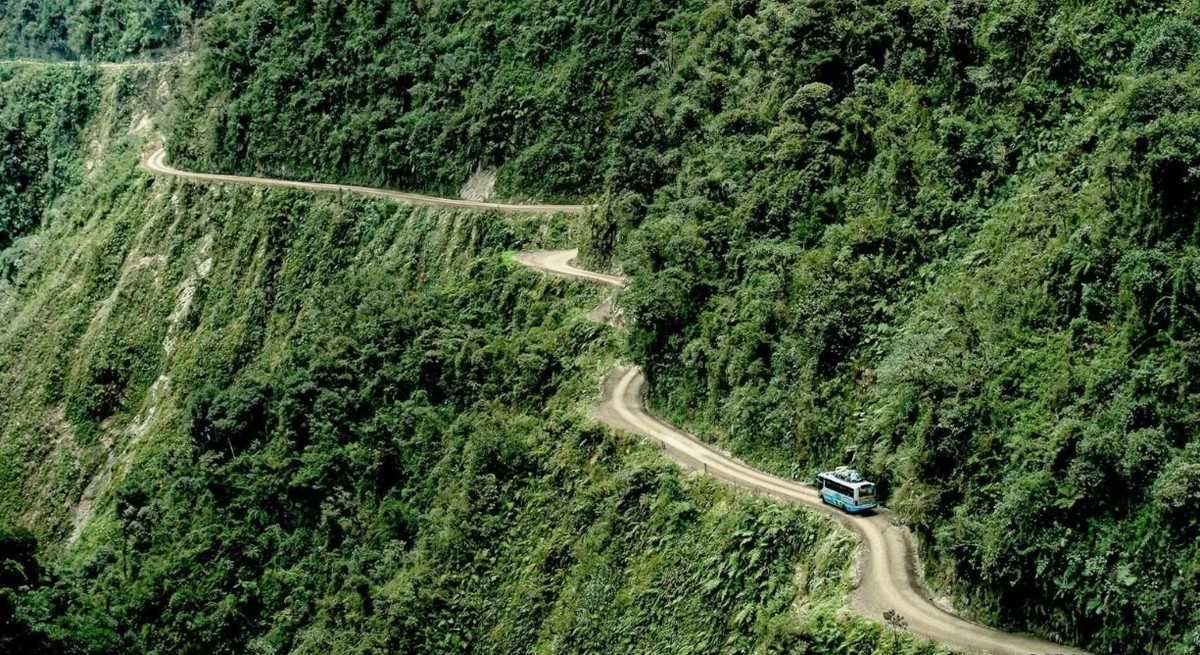 Патот на смртта, Боливија – Најопасниот пат во светот со безмилосна провалија