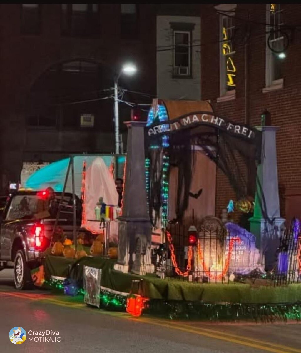 Реалистична копија на портата од Аушвиц со пораката која асоцира на едно од најголемите злосторства во историјата