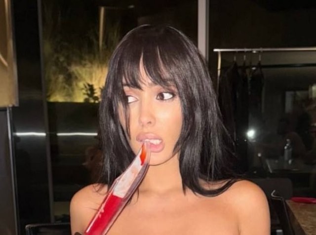 Bianca Sensori llega a la casa de sus padres vestida con un conjunto elegante