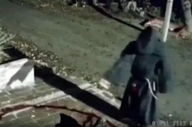 Ако мислевте дека вашето раскинување било лошо: Маж изведе сатанистички ритуал со пентаграм во крв и глава од крава пред домот на поранешната девојка