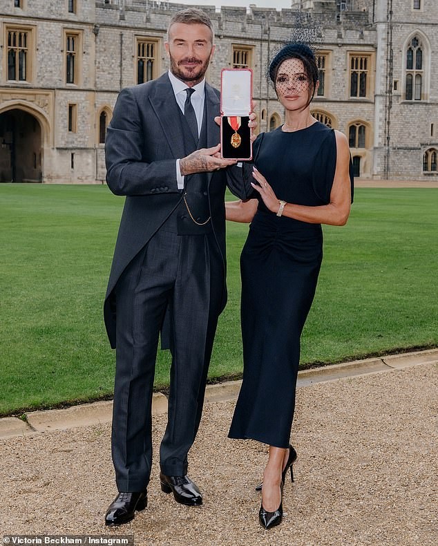 Victoria Beckham estalla de orgullo por David al recibir la caballería real de manos del Rey Charles