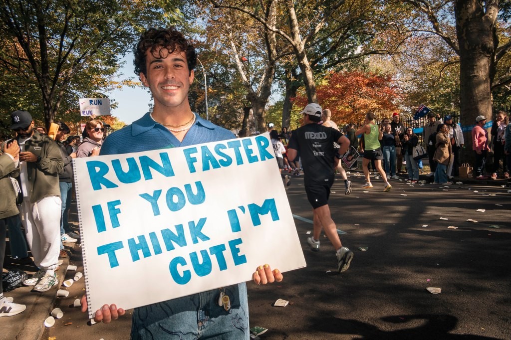 Une pancarte audacieuse à mi-parcours attire les regards des coureurs