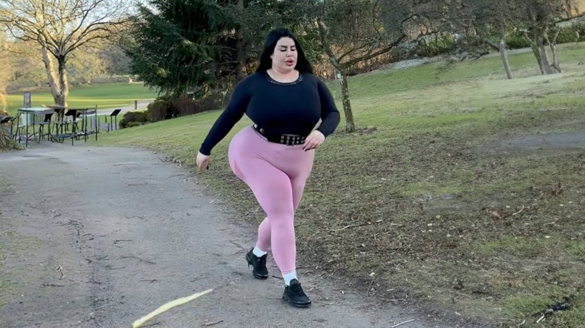 Самоопишувањето како „Амазонка“ и амбицијата за најголем задник во светот