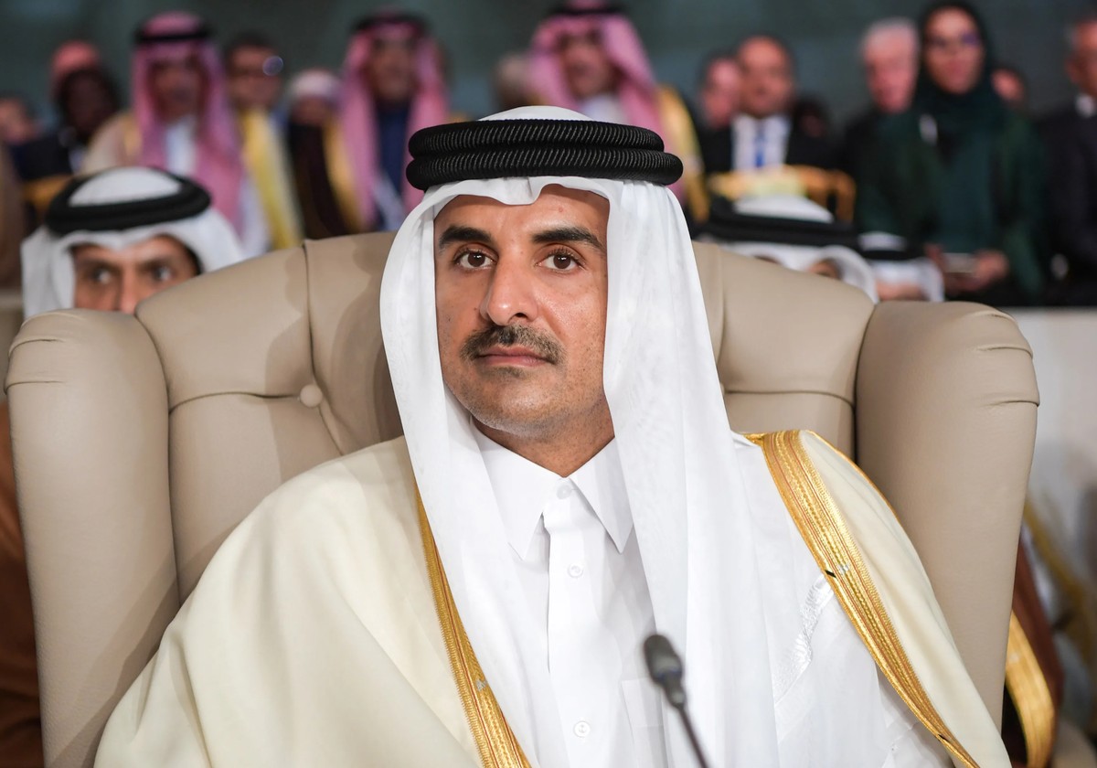 Quattro mogli miliardi in tasca e problemi con i migranti – Il lato oscuro della vita del sovrano del Qatar