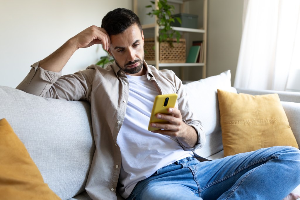 Tech neck — perché il collo invecchia in fretta e come intervenire