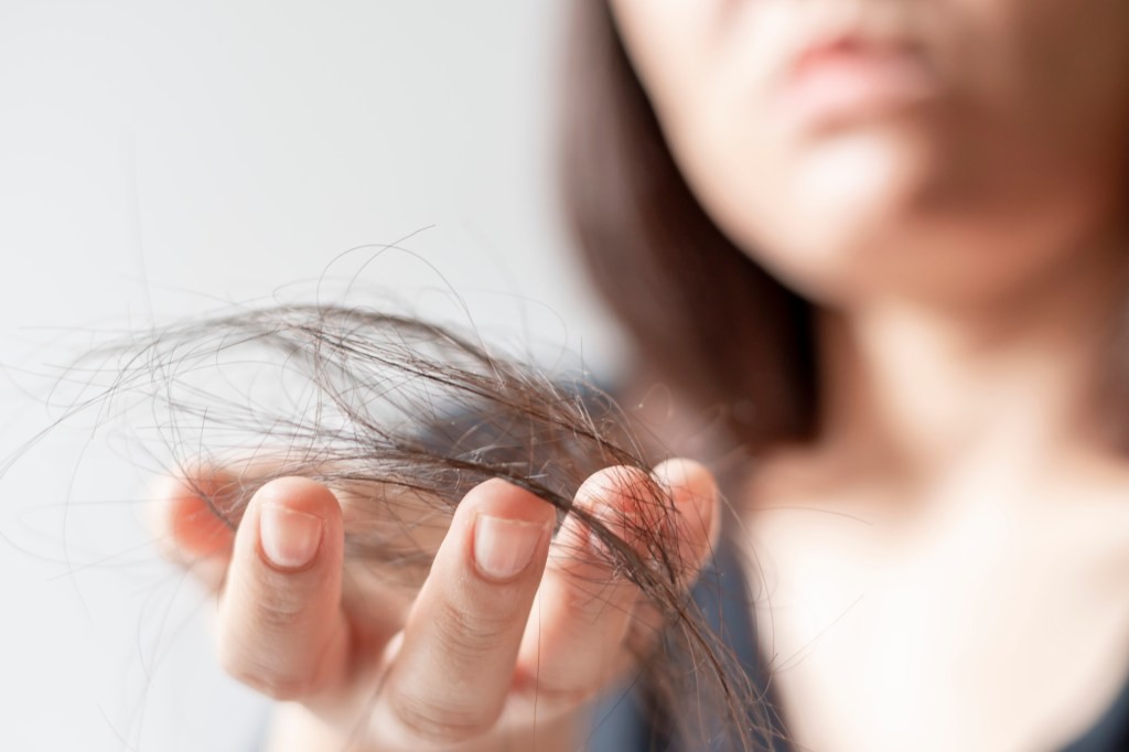 Des femmes affirment qu’une boisson tendance leur fait perdre leurs cheveux et voici pourquoi