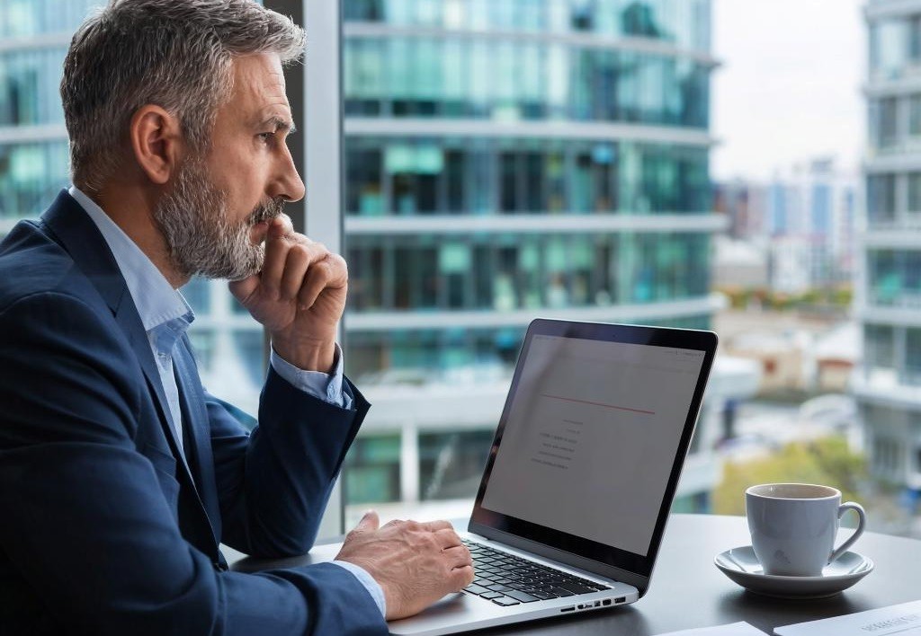 Las empresas readmiten a empleados despedidos por la IA y la promesa de eficiencia se tambalea