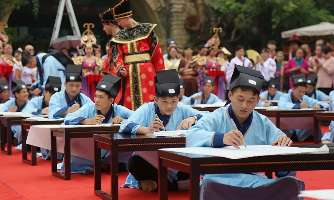 Кинезите биле корумпирани уште од времето на царот: Испити, поткупи и лажни резултати