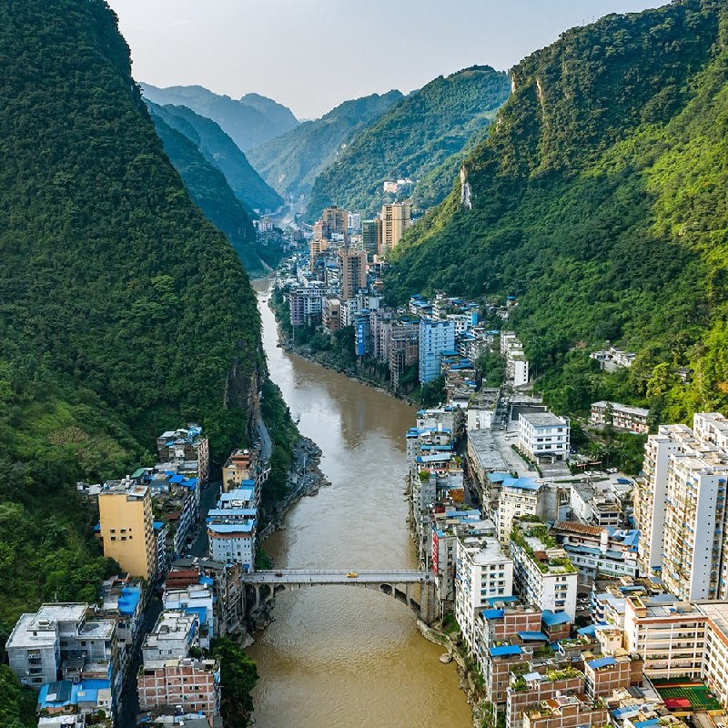 Најтесниот град на светот: Градот во Кина каде што секоја педа земја се брои, а жителите живеат помеѓу река и стрмни планини