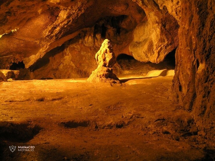 Кримската Црвена пештера Кизил-Коба изобилува со величествени сали и тунели, а највисокиот е висок цели 150 метри