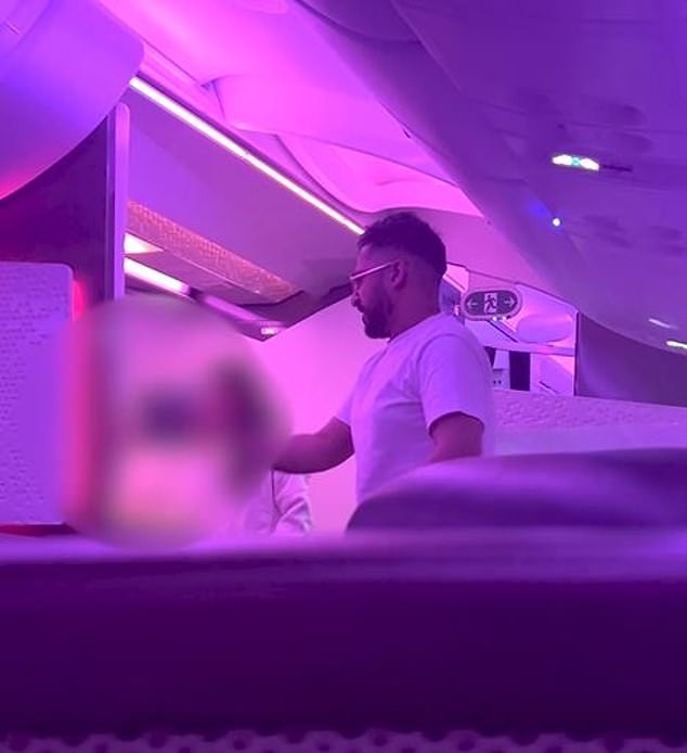 Пијан напад во прва класа: Милионерот брутално навредувал стјуардеса на Virgin на 12.000 метри над земја