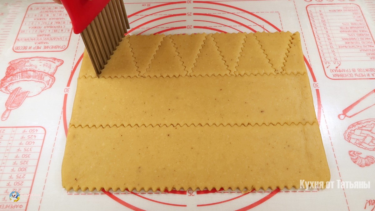 Лесно обликување: секоја лента се сече на триаголници со основа помала од страните