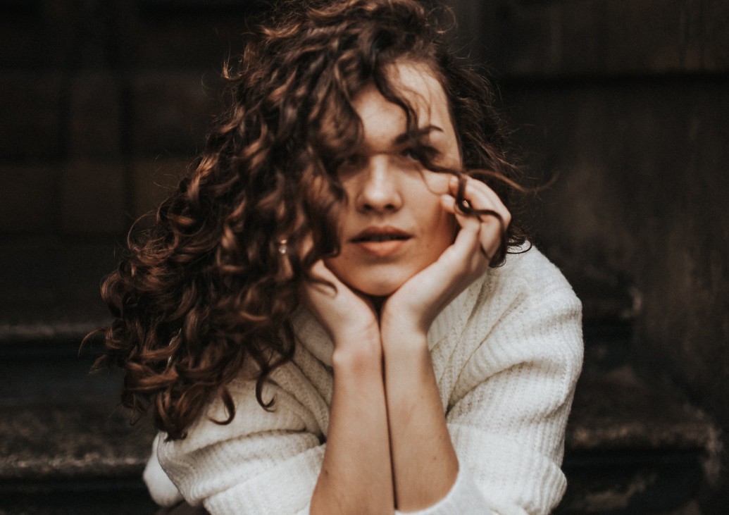 Тивката завист: 6 очигледни знаци дека некој околу вас сака да ви наштети и се храни со вашата енергија