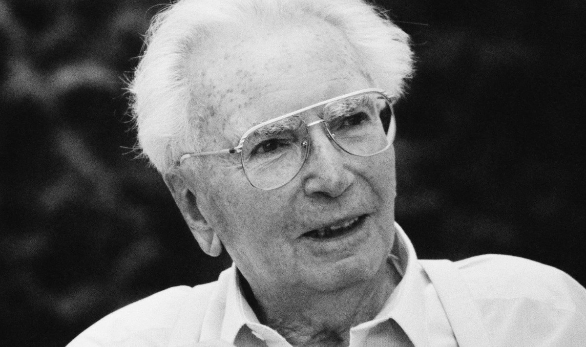 Комплиментите што боцкаат – скриената критика во насмевка