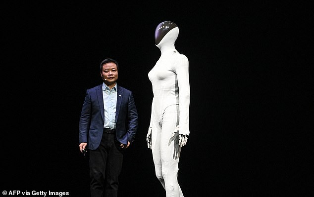 Nada a esconder aqui — o robô humanoide move-se com tal fluidez que o inventor é forçado a abrir o aparelho ao vivo para provar que não há pessoa escondida dentro