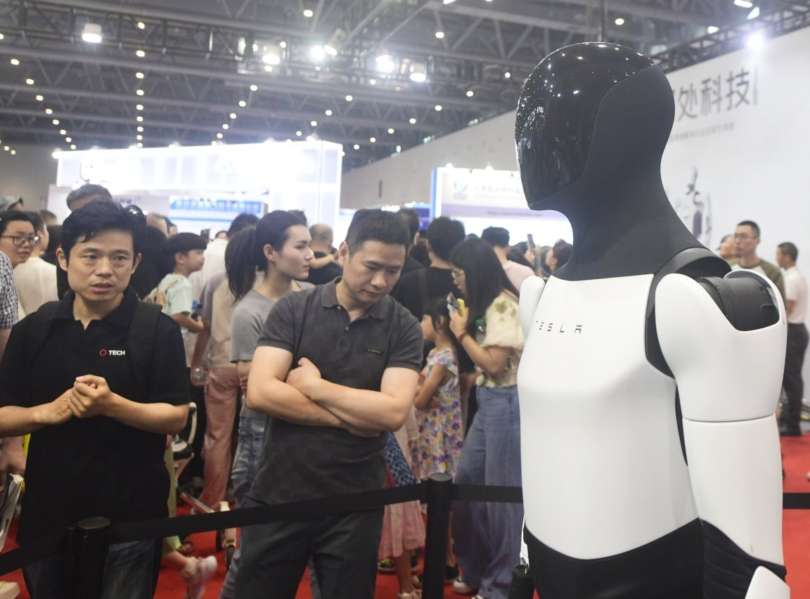 Elon Musk veut que ses robots Optimus traquent les criminels pour les empêcher de recommettre des crimes