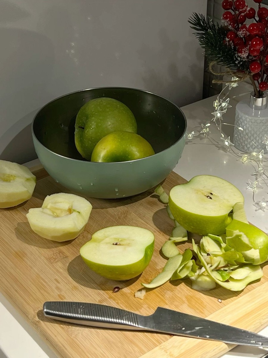 Сливите и јаболките го штитат црниот дроб, ја прочистуваат крвта и помагаат за варење