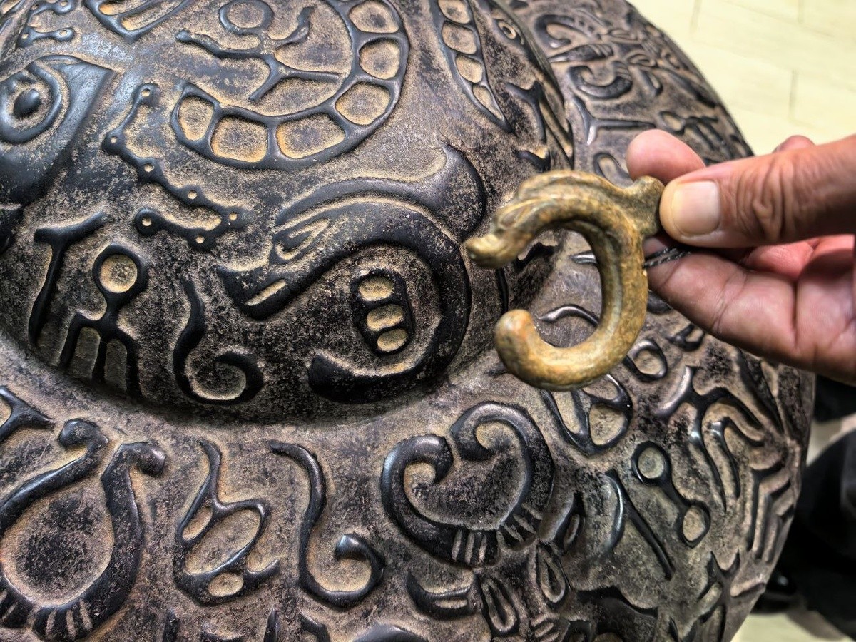 Камената чинија тежи 96 kg, има радиус 65 cm и дискообразна форма со купола