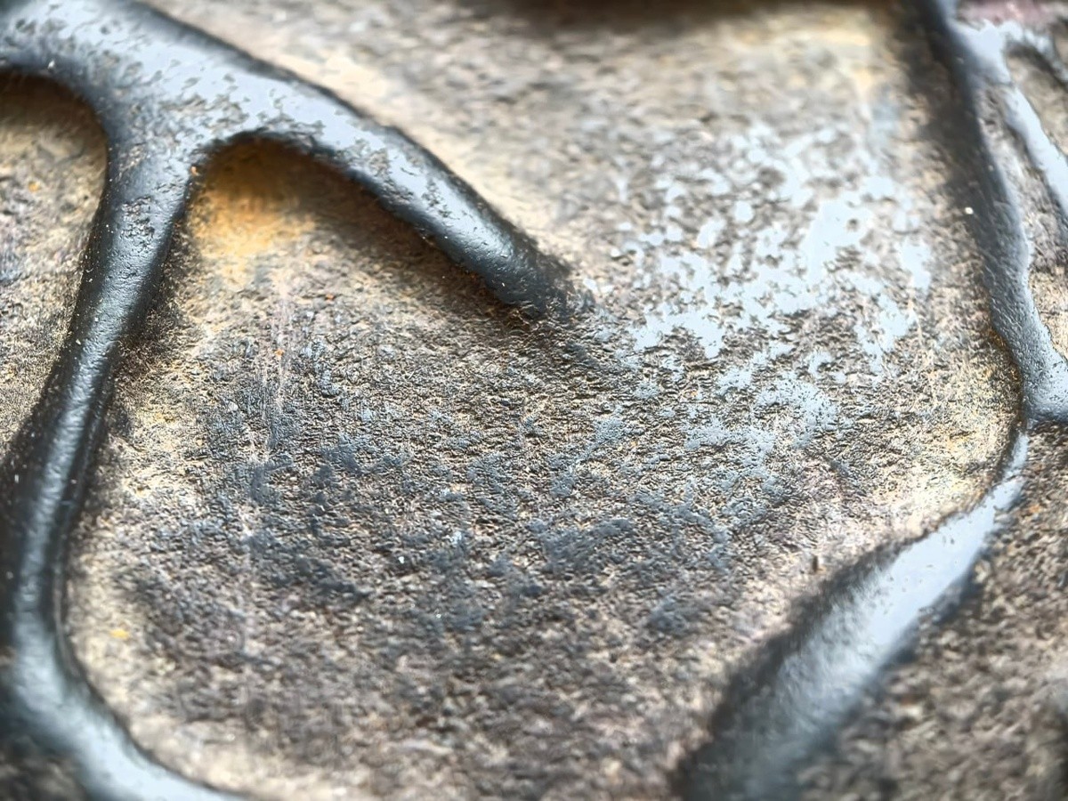 Симболите и сликите на дискот не се дешифрирани, целата површина е со релјефни украси