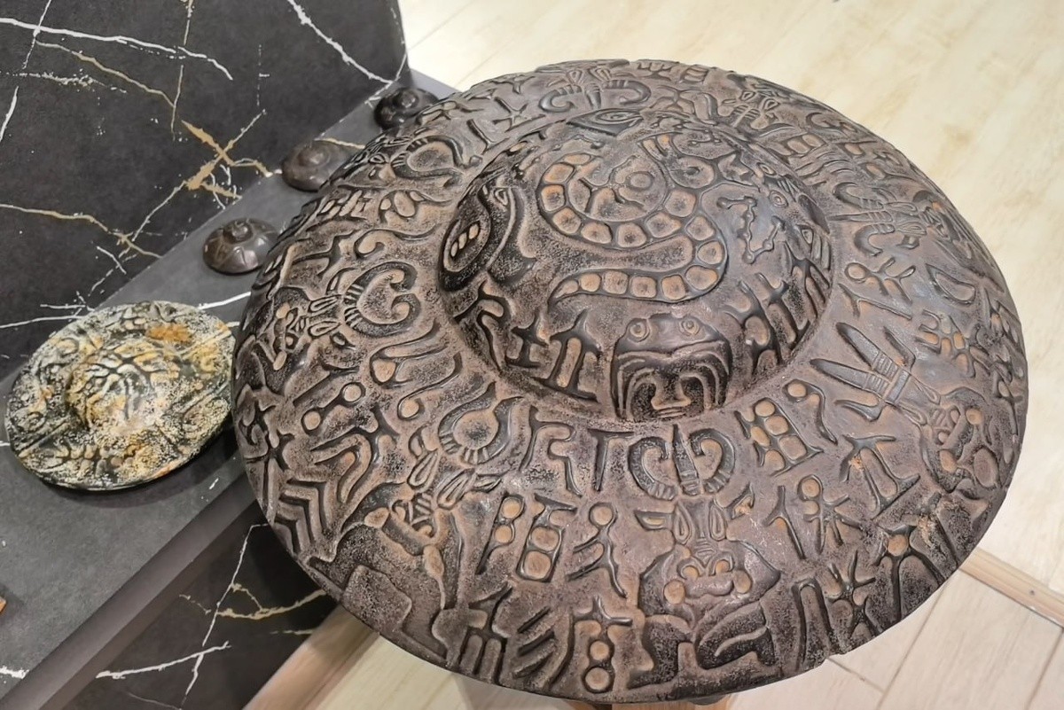 Слични мотиви со НЛО наоѓаме и на минијатурни артефакти од нефрит, дел и од Алтај